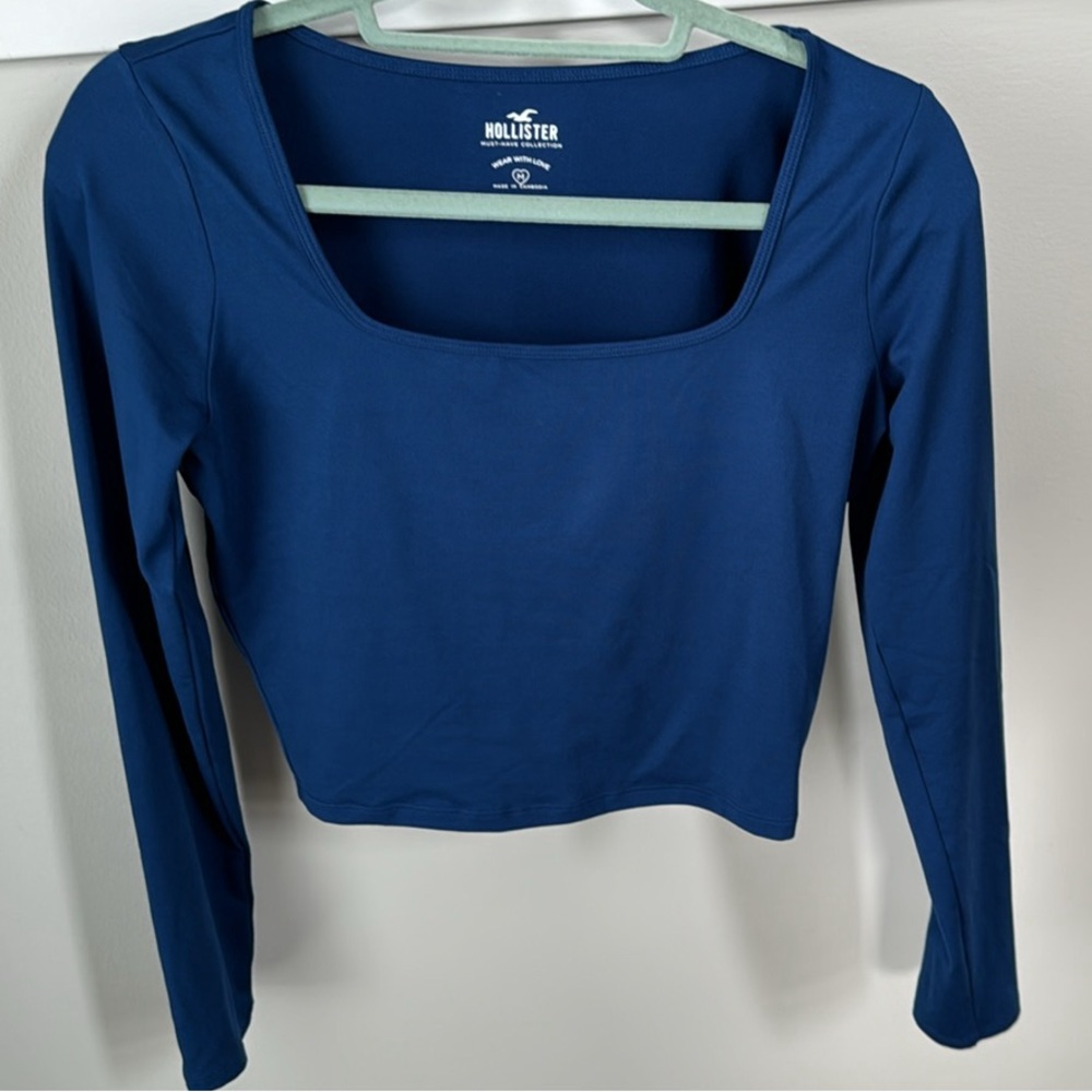 Hollister size medium, navy crop